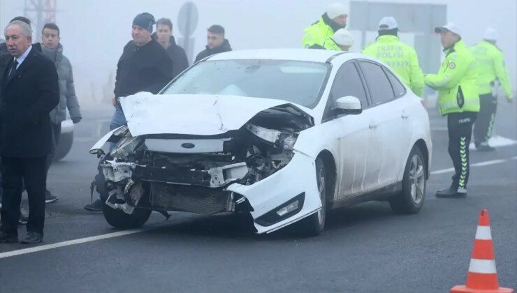 Kars’ta Yoğun Sis ve Buzlanma Kazaya Yol Açtı: 1 Polis Memuru Yaralandı